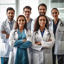 Feliz Grupo De Médicos O Doctores En La Clínica Hospitalaria ...
