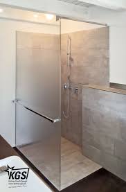 Progressiv Geatzte Duschtrennwand Mit Schragschnitt Im Duschgefalle Handtuchhalter Und Stabilisationsstange Duschtrennwand Badezimmer Dachschrage Dusche