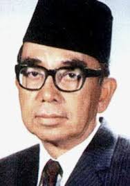 Beliau merupakan presiden umno, ketua parti perikatan dan perdana menteri. Gambar 3 Ialah Tokoh Yang Berjasa Kepada Persekutuan Tanah Melayu Apakah Peranan Beliau