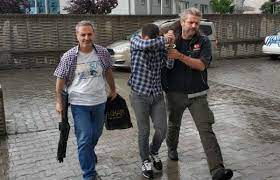 Samsun'da yılbaşı öncesi narkotik polisi tarafından düzenlenen uyuşturucu operasyonunda 1'i kadın 4 şüpheli uyuşturucu maddelerle yakalandı. Samsun Da Sokak Saticilarina Uyusturucu Operasyonu 23 Gozalti