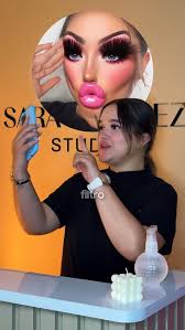 💋 ¿Labios secos con filtro al 100?, En 20 min hidrátalos con ácido  hialurónico en Sara Narváez Studio., Suaves, jugosos y brillantes por hasta  20 días—solo $100. 000. Sin dolor. Sin excusas., 📲 ...