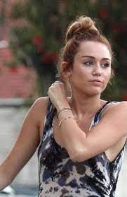 Really Want My Nose Pierced Miley Cyrus Piercings Celebrities With Nose Piercings Nose Piercing