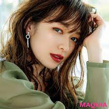 この秋注目のボルドーシャドウは ライン状に入れて旬顔に変身 岡野瑞恵流 最新ワントーンメイク マキアオンライン maquia online ヘアスタイリング ボルドーメイク 森絵梨佳 メイク