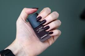 Ich betrachte meinen blog in erster linie als datenbank für farben und farbvergleiche. Un Vernis Mat A L Effet Velours Ca Existe Et C Est Signe Chanel