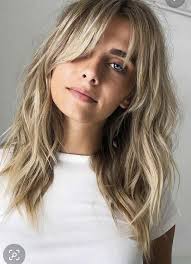 frisuren mit pony 2020 blonde frau mit gewallten haaren weisses basic t shirt pony bei r medium length hair with bangs medium length hair styles hair lengths