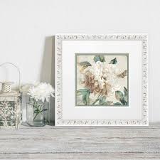 Con flores, hojas y plantas secas también puedes hacer cuadros para decorar. Cuadro Con Marco Blanco Y Lamina De Flores