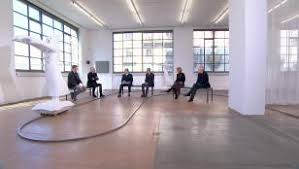 La solitude et la peur de ne pas être capable de faire face à leur vie. Arts Et Culture Mode Tv5monde Europe