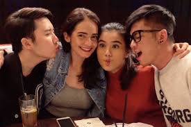 Enzy merupakan putri dari pasangan peter millford dan maryani agusrita, dan memiliki darah campuran antara aceh dan polandia. 11 Potret Persahabatan Enzy Storia Dengan Para Artis Supel Ceria