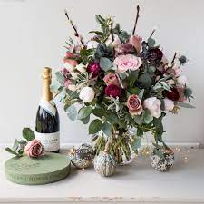 All flower orders are centrally dispatched by us and we ensure that you get the full value of the flowers being delivered. Why Should You Choose Christmas Flower Delivery Ireland