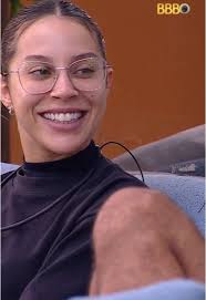 Na área externa, Maike e Renata conversam e brother comenta que a sister  gosta de deixar “esperando as coisas”. A bailarina rebate e comenta: “Eu só  acho que as coisas têm que acontecer no tempo certo ...