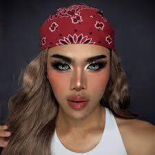 Have you tried our contact lenses yet? 👁You will surely love how glamorous  your eyes will look and not to mention the second glances you'd get once  you wear them ✨ More