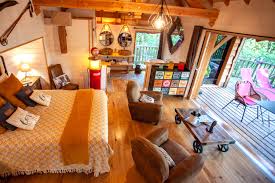 Spa, massages, vélos, fat bike, paddle, restauration et accueil chaleureux pour que vous soyez plutôt cabanes dans les arbres, yourtes, roulotte, chalets ou tentes, réservez votre weekend glamping et profitez de vacances. Dormir Dans Une Cabane Dans Les Arbres Un Week End En Amoureux Dans Le Lot Et Garonne