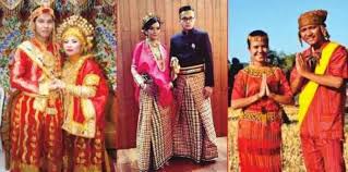 Pakaian adat sulawesi selatan antara lain baju tutu dan baju bodo dar/i suku bugis, baju pattuqduq towaine dari suku mandar, baju pokko dan baju seppa tallung dari suku toraja. Pakaian Adat Sulawesi Selatan Nama Keunikan Gambar