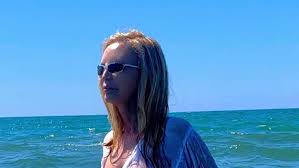 Tanti i protagonisti (bagnini, giurati e artisti d'arte varia) che hanno colorato nel corso degli anni le caldi notti d'estate. Patty Pravo La Pazza Idea A 72 Anni E Miss Maglietta Bagnata Al Mare Radio Number One
