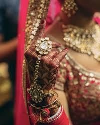 джейн фокс попробуй не засмеяться с водой во рту 25 Loot Worthy Haath Phool Designs For Indian Brides Shaadisaga Indian Wedding Henna Indian Wedding Bride Indian Wedding Photography