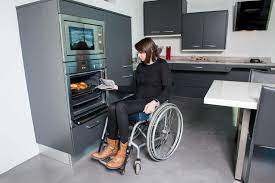Un individu nécessitant un fauteuil roulant électrique à plein temps, devra obtenir une évaluation complète auprès d'un ergothérapeute ou d'un physiothérapeute compétent dans ce domaine. Cuisines Adaptees Pour Tous Cuisine Pmr Amrconcept
