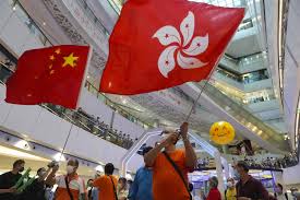 The flag of hong kong between 1959 and 1997 was a blue ensign with the coat of arms of hong kong on a white disk. 9lnoyemtucqsrm