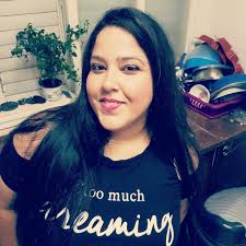 קוראים לי ריקי ואני מחפשת עבודה. מעציב אותי כששומעים שאני חירשת ושולחים  אותי לדרכי בתירוצים שונים כמו נהיה בקשר, דבר שאחר כך לא קורה. נולדתי פגית  וכמעט לא שרדתי את הלידה. אמא