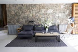 steinwand aus naturstein steinwand wohnzimmer steinwand outdoor sofa