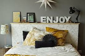 20 Idees De Tetes De Lit A Faire Soi Meme Made In Meubles Tete De Lit Etagere Deco Jaune Et Gris Deco Chambre Grise