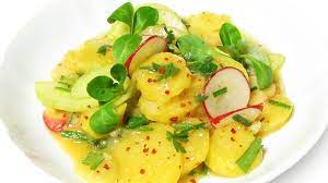Kartoffelsalat oder erdäpfelsalat, wie man im süden deutschlands sagt, ist ein echter klassiker. Schuhbecks Meine Bayerische Kochschule Kartoffelsalat Br De Kartoffelsalat Bayerischer Kartoffelsalat Kartoffelsalat Rezept