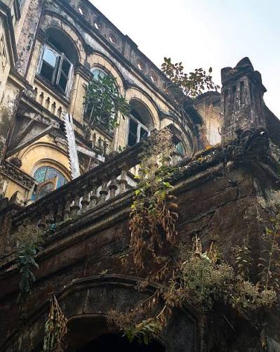 A walk along Colaba Causeway is an admiration expedition in Mumbai's eclectic architectural history, which seems a crazy mix of styles from different colonial periods and local Indian influences. Indo-Sarcenic, Neo Gothic,