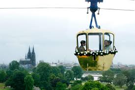 Die idee von thomas schmeckpeper für ein neues kölner seilbahnsystem erfuhr anfang 2019 nicht nur in den medien eine große resonanz, aus dem gesamten deutschsprachigen raum meldeten sich interessierte dieses verkehrmittels. Trauung In Der Kolner Seilbahn Weddix