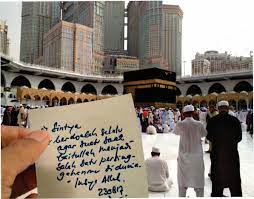 Bahkan mereka sangat ramah meski baru bertemu pertama kali di sekitar ka'bah. Edukasi Dan Fiksi Cerpen Doa Dari Wa
