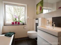 Kleines modernes badezimmer mit freistehender badewanne, bodengleicher dusche, wandtoilette, grauen fliesen, aufsatzwaschbecken, grauem boden, offenen schränken, hellen holzschränken, weißer wandfarbe und waschtisch aus holz in frankfurt am main dusche hinter einer wand. Badewanne Und Dusche Im 5 Qm Bad Bader Seelig