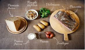 Grattugiare (con i fori grossi) le patate crude. Rosti Di Patate Con Primiero Fresco