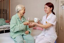 Chăm sóc đúng cách tại nhà giúp người bệnh giảm bớt cảm giác khó chịu do phù nề 