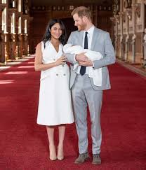 I genitori del piccolo archie annunciano la data del battesimo del figlio. Prince Harry And Meghan Debut Newborn Son Archie Harrison Mountbatten Windsor Gma