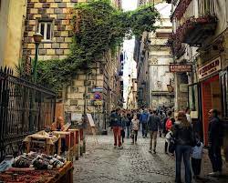 Agenzia immobiliare propone in vendita, nel comune di napoli, nel quartiere pendino e san lorenzo, a pochissimi metri da via duomo. Via San Biagio Dei Librai Napoli Tra Storia Cultura E Leggenda