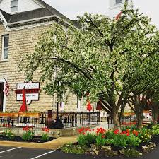 Some Businesses Really Get The Power Of Flowers Gardens And Curb Appeal Most Don T Red Fern Inn At Rocky Poi Curb Appeal Flower Garden Spring Garden Flowers