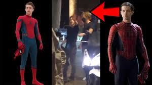 The pictures reveal what appears to be a christmas setting for the movie due to the visibly fake snowfall. Tom Holland Andrew Garfield On Set Of Spider Man 3 In Atlanta Youtube