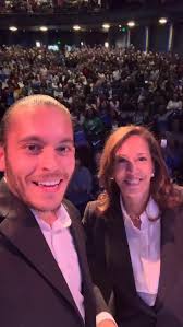 Fue un gran honor moderar la presentación de libro de Kamala Harris en  Houston 👏❤️