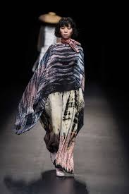 Pin By Kuna Na On Pretty Vacant In 2020 Indonesia Fashion Week Shibori Fashion Indonesia Fashion
