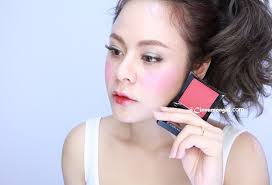 Blush Review: Illamasqua powder blusher สี Panic สีแดงบ่มแดดปัดแก้มได้  ทาปากได้
