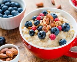 Oatmeal with berries and nuts