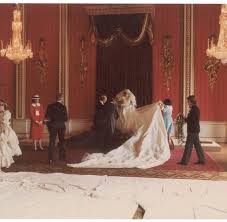 Mit seiner mehr als 7.5 meter langen schleppe füllte es fast das ganze kirchenschiff der. Britisches Konigshaus Unbekannte Hochzeitsfotos Von Prinzessin Diana Entdeckt Bilder Fotos Welt