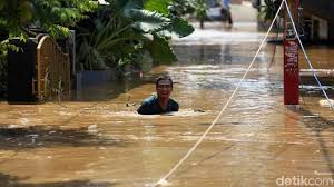 Kerugian banjir jakarta 2020 diprediksi rp5,2 t, sri mulyani masih terus pantau situasi. Banjir Jakarta Semakin Parah Kakek 90 Tahun Dievakuasi Bonepos Com Informasi Berita Terkini Sulsel