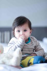 Para orang tua dengan bayi berambut tipis berusaha untuk menebalkan rambut bayi mereka. 10 Cara Melebatkan Rambut Bayi Secara Alami