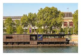 Hotel Bar Flottant Sur La Seine A Paris Amarre Au Pied De La Gare D Austerlitz Le Off Est Le Premier Hotel Et Bar Sur L Eau A Pa Floating Hotel Paris