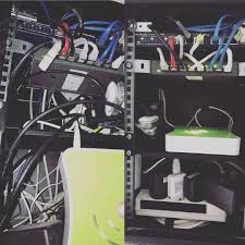 Pin On Un Peu De Cable Management Dans La Baie Domotique De La Maison Ca Ne Fait Pas De Mal De Temps En Temps Cable Network Cablemanagement Clean