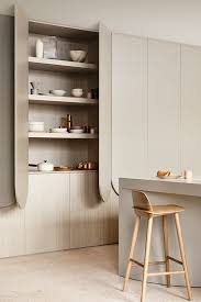 Your cabinet maker can help with either custom cabinetry, flat pack assembly, or a mixture. Una Cocina Extremadamente Elegante Interior Design Kitchen Interior House Interior