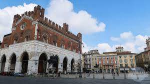Direkt an der küste liegt der ortsteil lido di camaiore, der ein bekanntes seebad an der versilia ist. Stadte Der Emilia Romagna Bologna Modena Parma Und Co