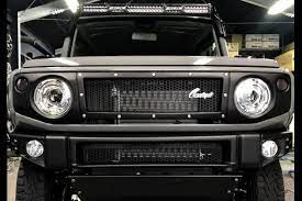 car styleのjb74 ジムニーシエラ用 ジムニーjb74ピアスボルトグリル です 性能 適合車種 ジムニーシエラ 適合型式 jb74 材質 frp 色 未塗装 黒ゲルコート 付属品 網 ダミーピアスボルト 注文番号 jimny74 e005 2021 ジムニー ジムニー