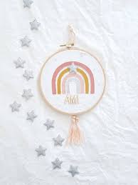 Regenbogen Deko Rainbow Stickrahmen Taufe Geburt Holz Deko Kinderzimmer Baby Geschenk Individualisierbar Personalisiert Mit Namen In 2020 Embroidery Flowers Pattern Rainbow Decorations Embroidery Craft