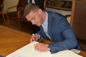 Find the perfect robin gosens stock photos and editorial news pictures from getty images. Robin Gosens Tragt Sich Ins Goldene Buch Der Stadt Emmerich Ein Sympathie Trager Auf Heimatbesuch Boxenstopp Vor Der Fussball Em Emmerich Am Rhein