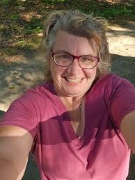 I would simply pass away. The fan that met Harry the other day said she  told him he was her childhood crush and he replied with, "What do you mean,  I'm not